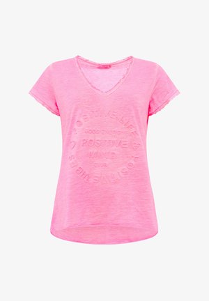 Rosa kurzärmliges V-Neck T-Shirt aus weichem, strukturiertem Stoff. Mit geprägtem Text: "POSITIVE LIFE GOOD ENERGY". Der Saum hat ausgefranste Kanten.