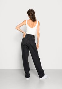 Gina Tricot 90S OVERSIZE - Calças de ganga de corte relaxado - offblack