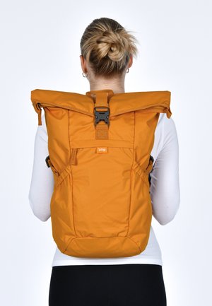 Rucksack mit Rollverschluss aus orangefarbenem Nylon, mit verstellbarem Schnallenverschluss, Seitentaschen und Logopatch, der eine glatte Textur und ergonomisches Design aufweist.