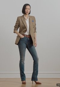 Brun houndstooth-blazer med sølvknapper, hvit skjorte, blå lommetørkle, blå jeans, brun belte og spisse hæler.