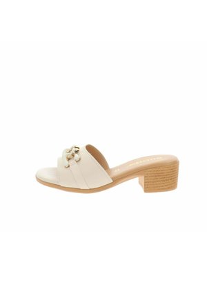 Sandale mule beige à bout ouvert avec deux brides, détail chaîne dorée et petit talon bloc en bois empilé.