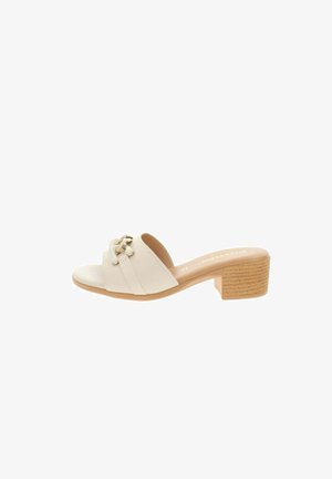 Sandale mule beige à bout ouvert avec deux brides, détail chaîne dorée et petit talon bloc en bois empilé.