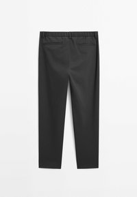 Pantalons noirs légers avec une taille élastique, dotés de deux poches arrière et de jambes fuselées pour une silhouette élancée.