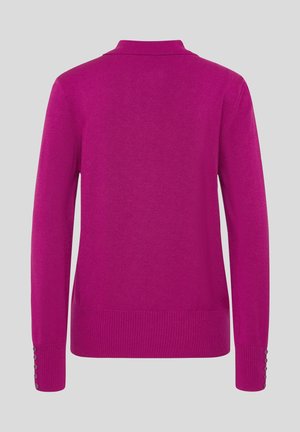 Fuchsia Pullover mit Kragen, Rippbündchen und -saum, der Knopfakzente an den Ärmeln aufweist. Glatte, weiche Textur.