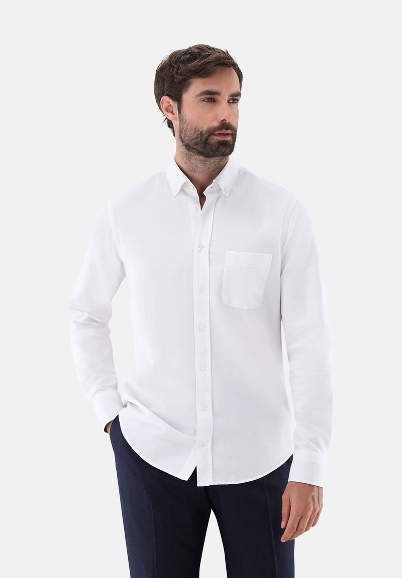 Weißes Hemd mit Knopfverschluss aus Baumwolle, ausgestattet mit einer Brusttasche, langen Ärmeln und einem klassischen Kragen. Glatte Textur und taillierter Schnitt.