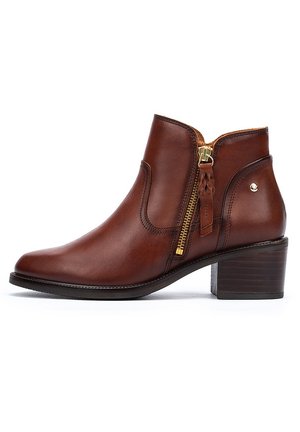 Bottine en cuir marron avec fermeture éclair latérale, talon empilé et design minimaliste. Présente un logo discret et une texture lisse.