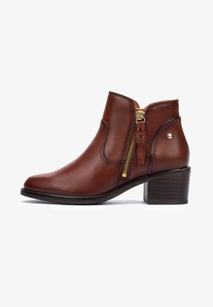 Bottine en cuir marron avec fermeture éclair latérale, talon empilé et design minimaliste. Présente un logo discret et une texture lisse.