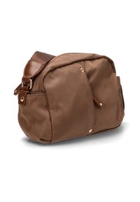 Bolso de hombro de nylon marrón con parte superior con cremallera, dos bolsillos frontales, acentos de herrajes dorados y un acabado de tela texturizada.
