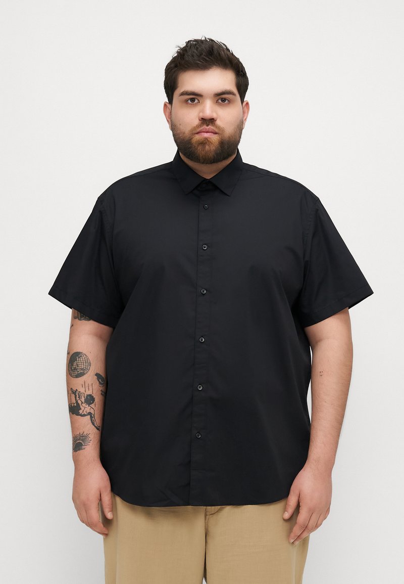 Korte mouwen zwarte shirt met een knoopsluiting aan de voorkant, klassieke kraag en een gladde textuur. Heeft een recht model en een comfortabele pasvorm.