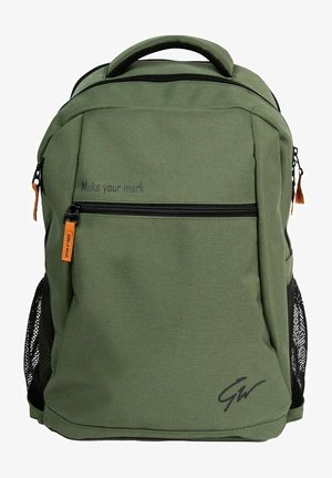 Olijfgroene rugzak van duurzaam materiaal met een bovenhandvat, vooraan een ritsvak, zijvakken van gaas en een logo-opdruk aan de onderkant.