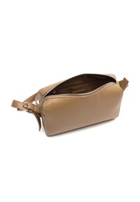 Borsa a tracolla in pelle tan con forma rettangolare, chiusura con zip, tracolla regolabile e texture liscia. Interno di colore marrone scuro.