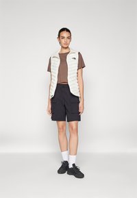 The North Face SIMPLE DOME CROPPED SLIM TEE - Marškinėliai su spaudiniu - smokey brown