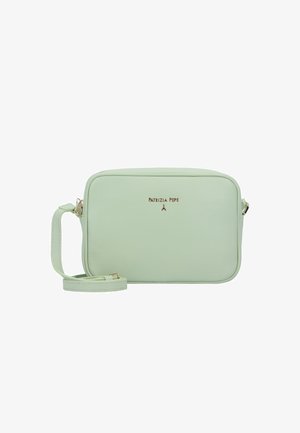 Groene leren crossbodytas met een rechthoekige vorm, gouden logodetail en een verstelbare band. Gladde textuur met gestikte accenten.