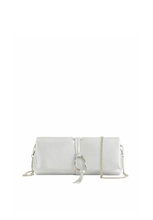 Pochette rectangulaire blanche avec une bandoulière chaîne argentée et un détail abstrait de boucle argentée à l'avant.