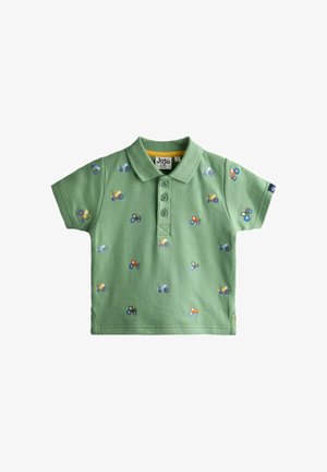 Zelené kojenecké polo tričko s krátkými rukávy, s drobnými vyšívanými modrými, oranžovými a žlutými vzory traktorů a třemi knoflíky vpředu.