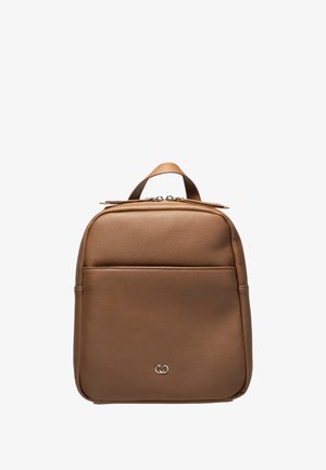 Sac à dos en cuir marron avec une texture lisse, de forme rectangulaire, une poignée en haut, une poche avant et des accents en métal argenté au centre.