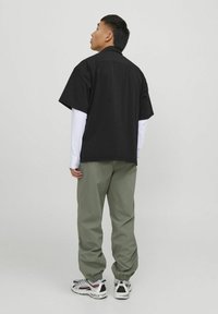 Jack & Jones RELAXED FIT - Hemd - black