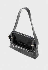 Borsa a tracolla in pelle nera con borchie argentate, forma rettangolare, con una singola tracolla e un interno foderato che presenta una tasca.