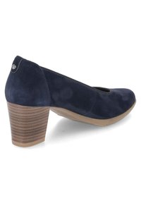 Scarpa con tacco alto in camoscio blu navy, con punta arrotondata, tacco a blocco marrone testurizzato e un piccolo dettaglio con logo sul retro.