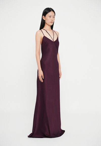 Vestido longo de um roxo profundo, com alças finas, decote em V e um design justo e elegante em tecido suave. Sem padrões ou adornos.