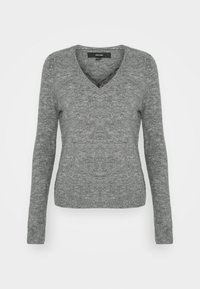 Grijze v-hals trui met lange mouwen, zachte textuur, geribbelde zoom en een kantdetail op de binnenste halslijn, gemaakt van gebreide stof.