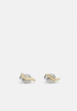 Silberohrringe mit einem gebogenen Goldakzent. Das Design umfasst einen strukturierten, kreisförmigen Hintergrund und eine glatte, längliche Goldkurve obenauf.