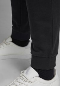 Jack & Jones GORDON SHARK PANT - Pantalones deportivos - black