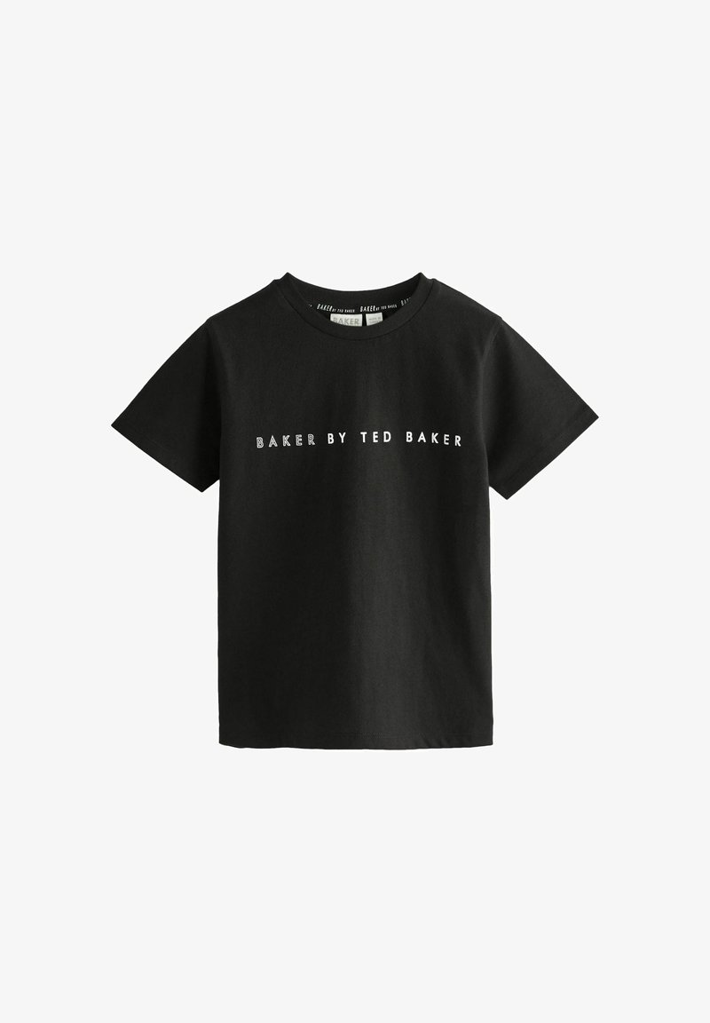 Melns kokvilnas T-krekls ar īsām piedurknēm, apaļu kakla izgriezumu un priekšpusē tekstu "BAKER BY TED BAKER" baltā krāsā.