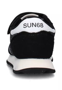 Sneaker nera con materiali in suede e mesh, suola bianca e dettaglio del tallone con logo "SUN68". Punta arrotondata e accenti testurizzati.