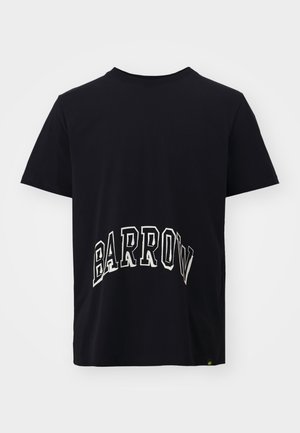 Camiseta negra de manga corta con un diseño de texto curvado en blanco que dice "BARROW" en la parte baja de la espalda. Fabricada con una tela suave y transpirable.