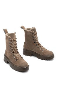 Botas de tobillo de ante marrón con cordones, suelas de goma gruesa y forro de lana, diseñadas para climas fríos.