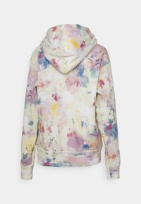 Sudadera con capucha de tejido suave. Presenta un patrón de acuarela en tonos pastel con matices de rosa, amarillo y azul. Pu�ños y bajo acanalados.