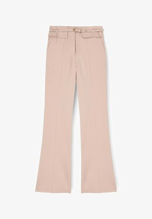 Lyse beige bukser til kvinder med høj talje, smalt bælte, forlommer og let udvidede ben på hvid baggrund.