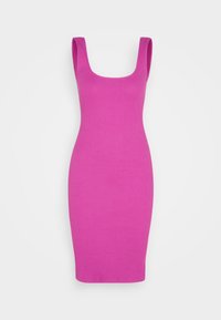 Robe ajustée à côtes de couleur rose vif, avec un décolleté carré et des larges bretelles. Le tissu a une finition douce et texturée.