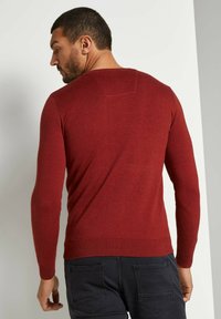 TOM TAILOR CREW NECK  - Strickpullover - dark chili melange