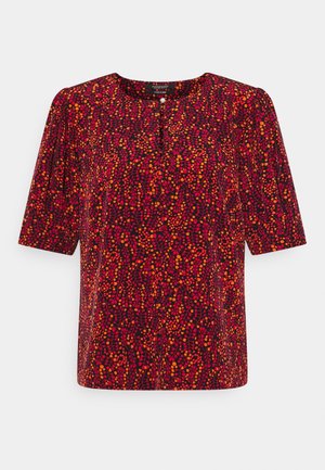 Blusa de manga corta con fondo rojo oscuro y un vibrante estampado abstracto de hojas y bayas en naranja y rosa, cuello redondo y detalle de botones.