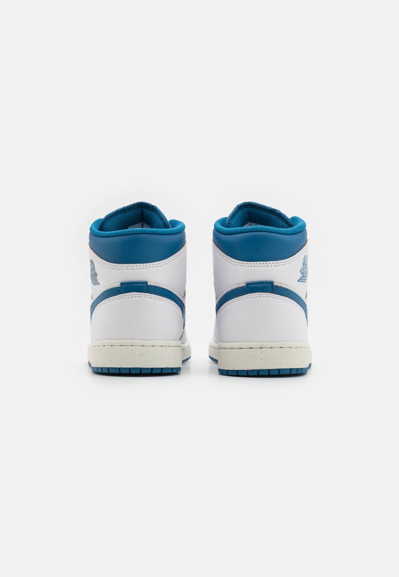 Białe wysokie sneakersy z niebieskimi akcentami, z teksturowanej skóry, z wyściółką przy kostce i gumową podeszwą. Widok z tyłu pokazuje szczegóły logo.