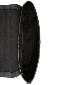 Czarna torebka kopertówka z gładkim skórzanym wykończeniem. Wnętrze ma czarne podszycie i zamek błyskawiczny. Smukły prostokątny kształt, bez zewnętrznych detali.