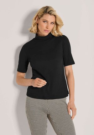 Zwarte T-shirt met korte mouwen en een hoge hals, gemaakt van zachte stof. Draag het met een broek met een patroon in een herringbone ontwerp.