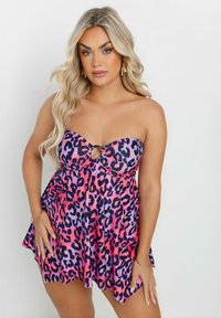 Färgglad simklänning med leopardtryck i rosa och lila, med en nyckelhålskärning vid bysten. Mjuk tyg med en utsvängd kjol.