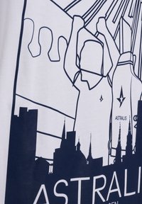 Hvid t-shirt med marineblå linjekunst, der viser figurer med løftede arme og en bysilhuet nederst. Teksten lyder "ASTRALIS."