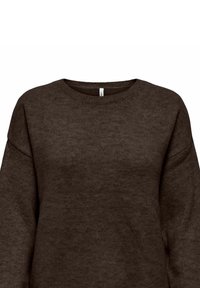 Pull en tricot marron foncé à manches longues avec un col rond et un tissu doux et texturé.