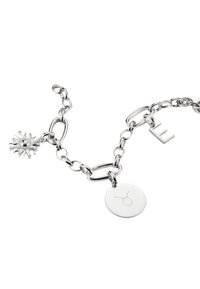 Bracciale in argento con maglie allungate, charm a forma di sole e un'etichetta circolare con un simbolo inciso. Finitura liscia e lucidata.