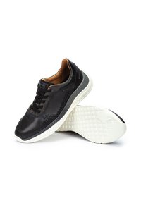 Zapatillas negras de cuero con una parte superior texturizada, cuello acolchado y una suela de goma blanca con un patrón en el tread para mayor agarre.