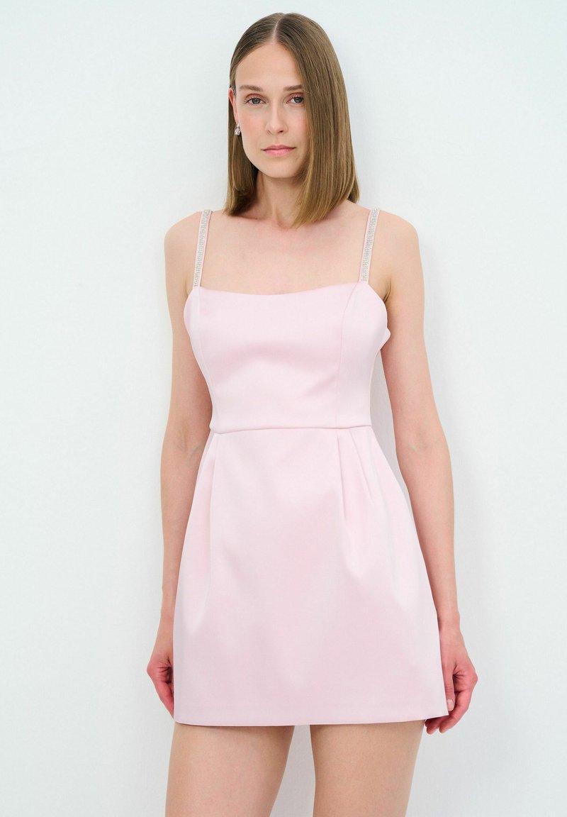 Ljust rosa satinklänning med en figursydd bodice och veckad kjol, med delikata pärlade axelband och en fyrkantig urringning.