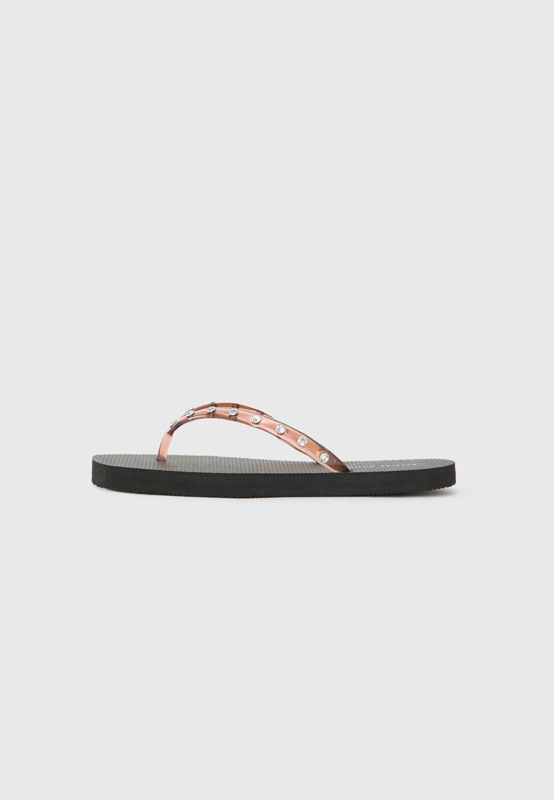Svarte flip-flopper med teksturert såle, utstyrt med en gjennomsiktig rosegullrem pyntet med små, klare utsmykninger.