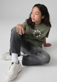smALLSAINTS TIERRA CREW LOGO  - Apdrukāts T-krekls - khaki green