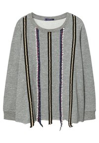 Grauer Pullover mit langen Ärmeln und weitem Ausschnitt. Verfügt über vertikale Dekorationsstreifen mit Perlen und gewebten Akzenten in mehreren Farben.