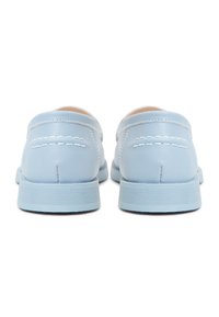 Paire de mocassins bleu clair vue de l'arrière, avec des détails cousus et des semelles texturées sur fond blanc.