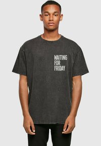 Mister Tee WAITING FOR FRIDAY ACID WASHED HEAVY - Apdrukāts T-krekls - black